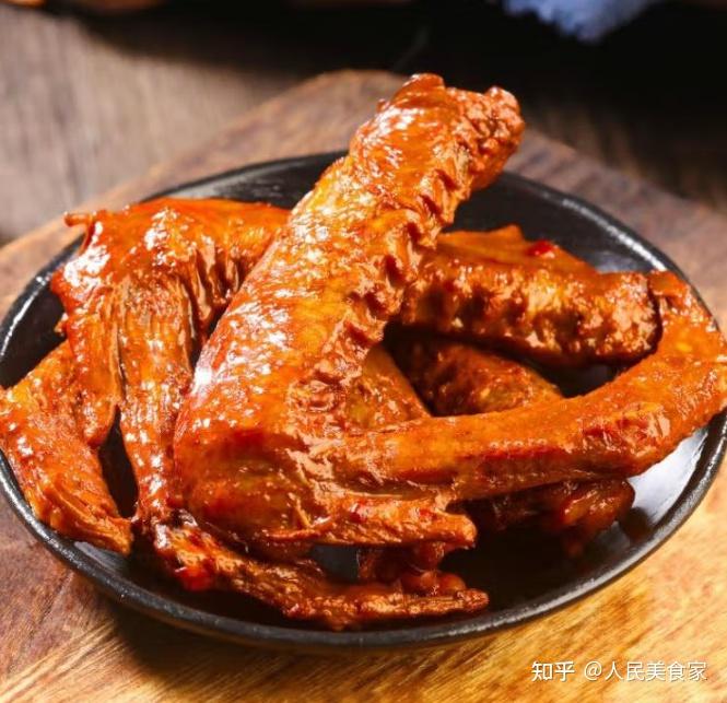 江城美食新名片!中百罗森x周黑鸭新潮联动点燃城市烟火气(图1)